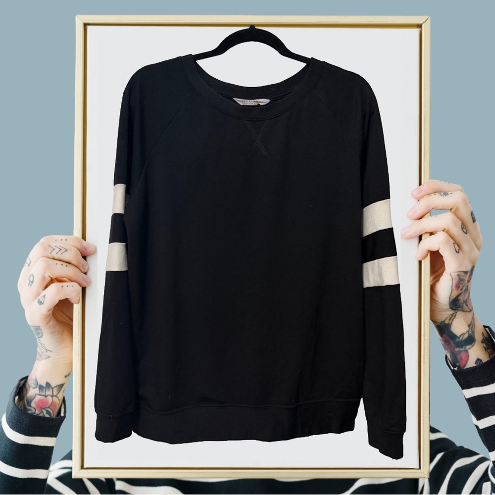 Casual Black Crewneck Sweatshirt with Contrast Sleeve Stripes